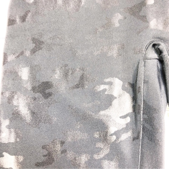 Spanx Leggings Matte Black Camo Shaping Stretch eggings Size XL - Picture 5 of 9